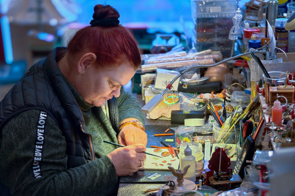 Braucht helles Licht, gute Augen und ganz viel Geduld: Die gelernte Physiotherapeutin Berit Kalitzki belegt gerade eine Wursplatte für den Fleischerladen mit filigranen selbstgemachten Wurstscheibchen.