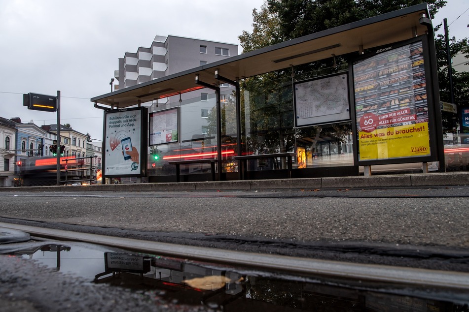 Trotz eingeleiteter Vollbremsung erfasste dene 62-Jährigen eine Straßenbahn. (Symbolbild)