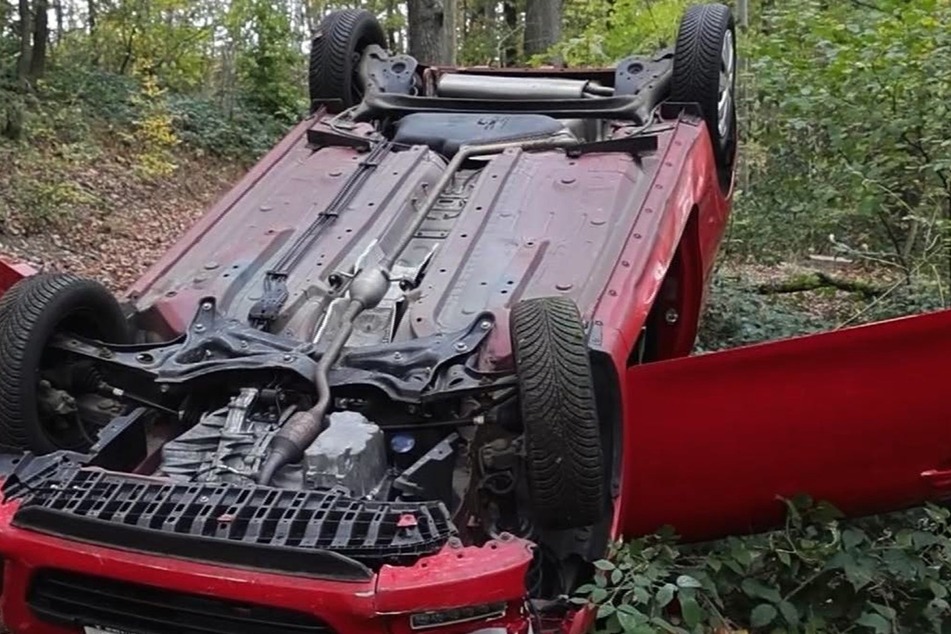 Die Chemnitzer Feuerwehr musste aus diesem Auto einen Rentner (90) retten. Der Senior kam mit dem Schrecken davon.