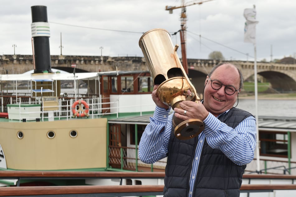 Vereinsvorstand Dirk Ebersbach (57) stemmt vor der "Pillnitz" stolz die neue Pfeife - sie wiegt weit über 20 Kilo.