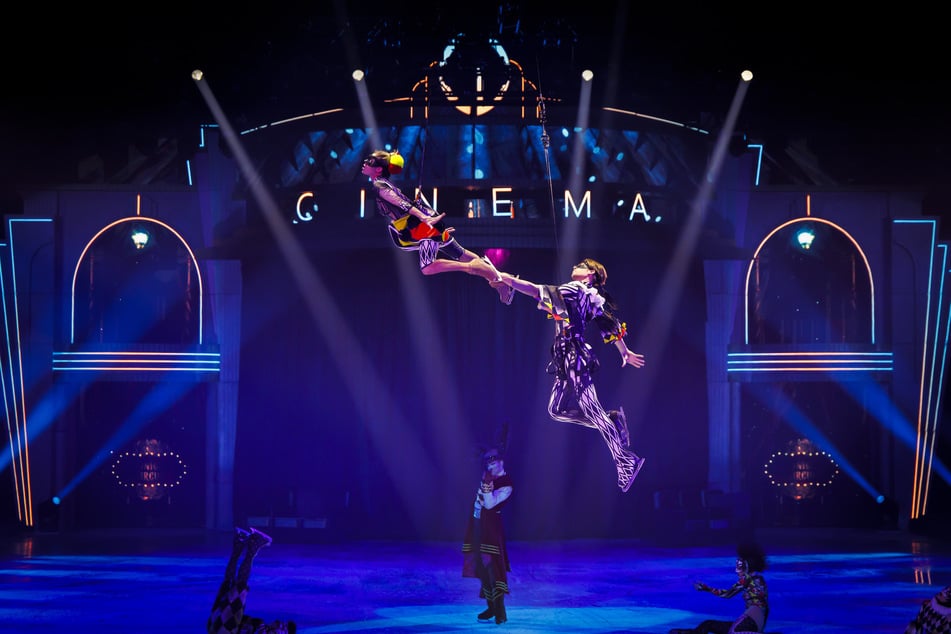 Neben klassischen Elementen wie Pirouetten, Hebefiguren und Sprüngen geht es bei "Cinema of Dreams" auch spektakulär in die Luft.