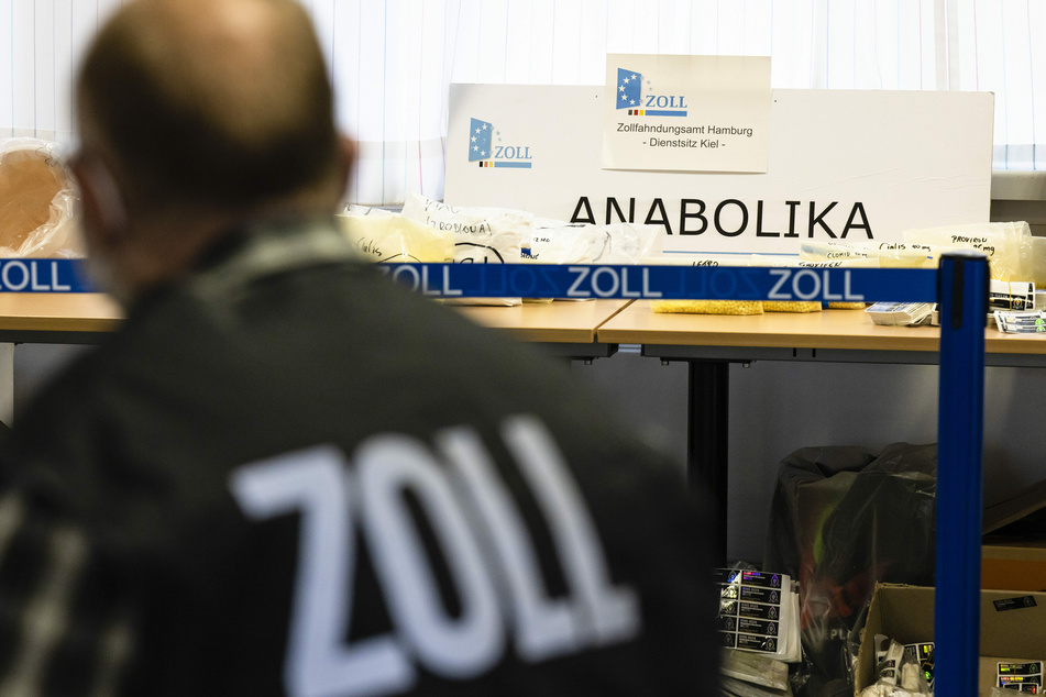 Ein Zollbeamter steht vor Beweismitteln in den Räumen des Zollfahndungsamtes Hamburg, Dienstsitz Kiel.