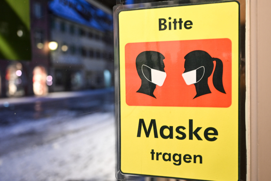 Mit großer Wahrscheinlichkeit kommt die Maskenpflicht in bestimmten Teilen der Öffentlichkeit in NRW zurück.