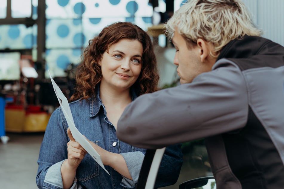 Lilli hatte Xaver gebeten, ein Einschreiben abzuschicken. Doch der junge Mitarbeiter hatte das im Stress vergessen.