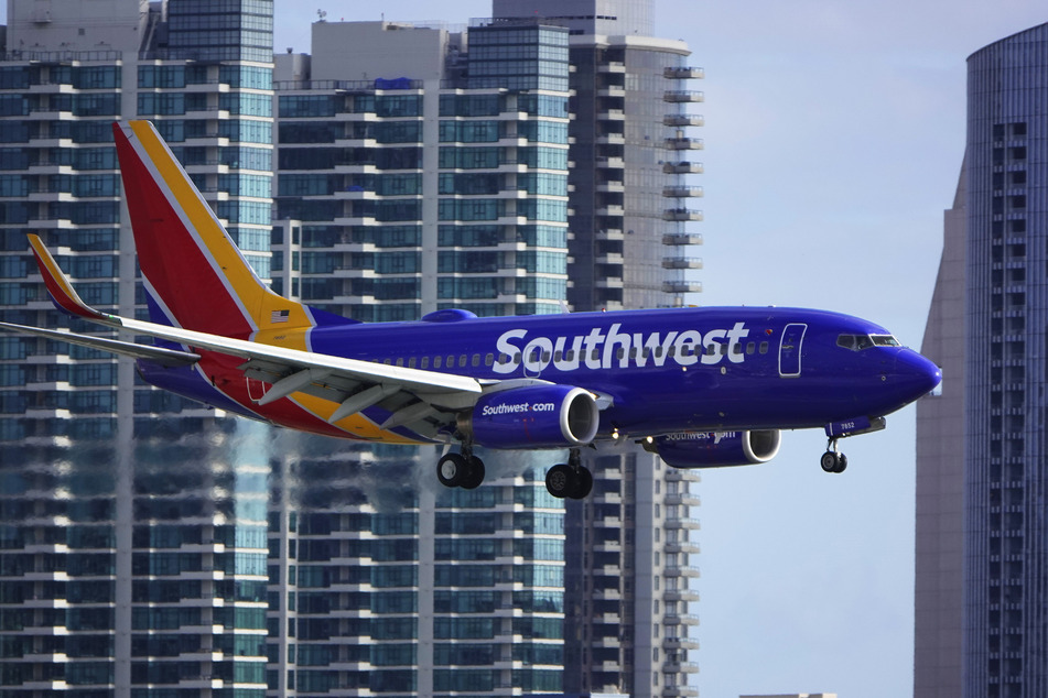 Ein Flugzeug vom Typ Boeing 737 der Fluglinie Southwest Airlines beim Landeanflug auf den San Diego International Airport.
