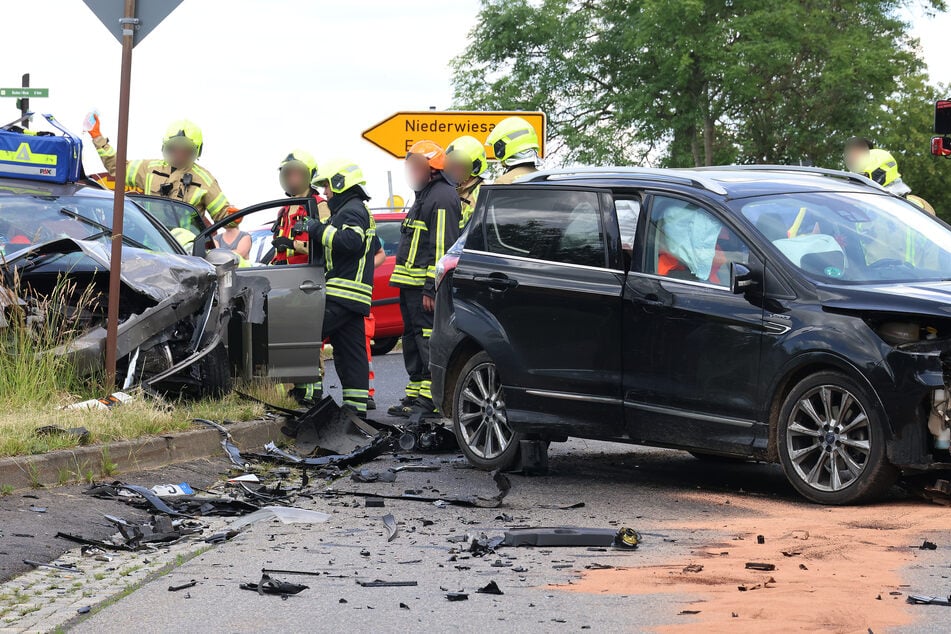Auf der Augustusburger Straße im Chemnitzer Stadtteil Euba krachte es am Donnerstagnachmittag gewaltig. Die Straße musste komplett gesperrt werden.