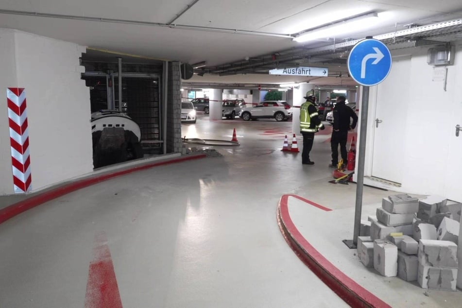 Der 90-Jährige blieb mitsamt seines Autos im Lüftungsschaft hängen.