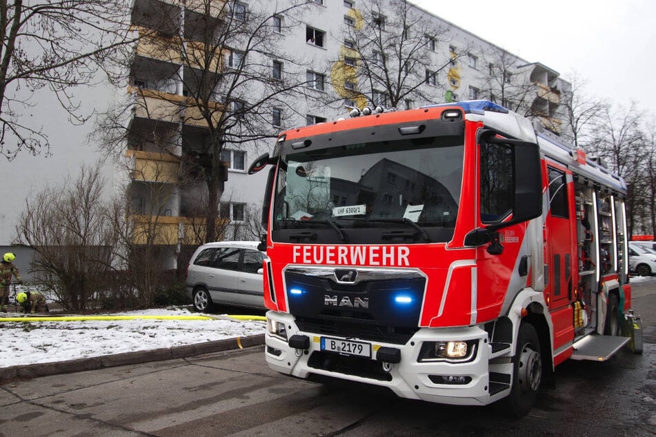 Die Feuerwehr war mit bis zu 48 Einsatzkräften vor Ort.