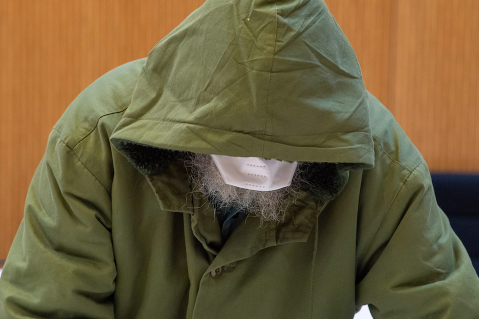 Der 56 Jahre alter, wegen sexuellen Kindesmissbrauchs, Angeklagte nimmt zu Prozessbeginn am Landgericht München II seinen Platz im Saal ein.