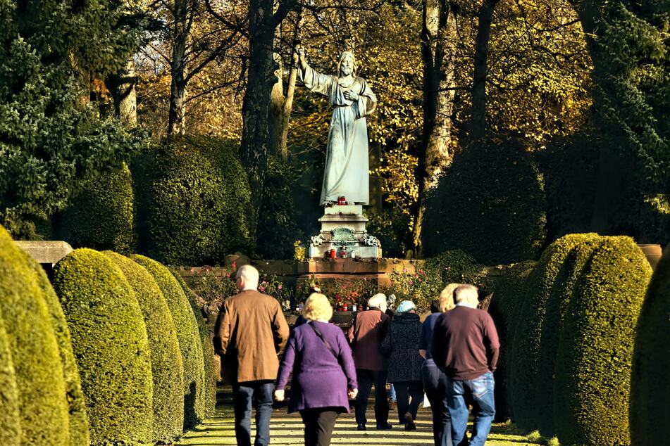 Besucher auf dem Ohlsdorfer Friedhof. (Archivbild)