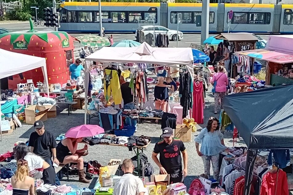 Beim Flohmarkt am Adler bieten verschiedene private Verkäufer ihre Schätze an. (Archivbild)