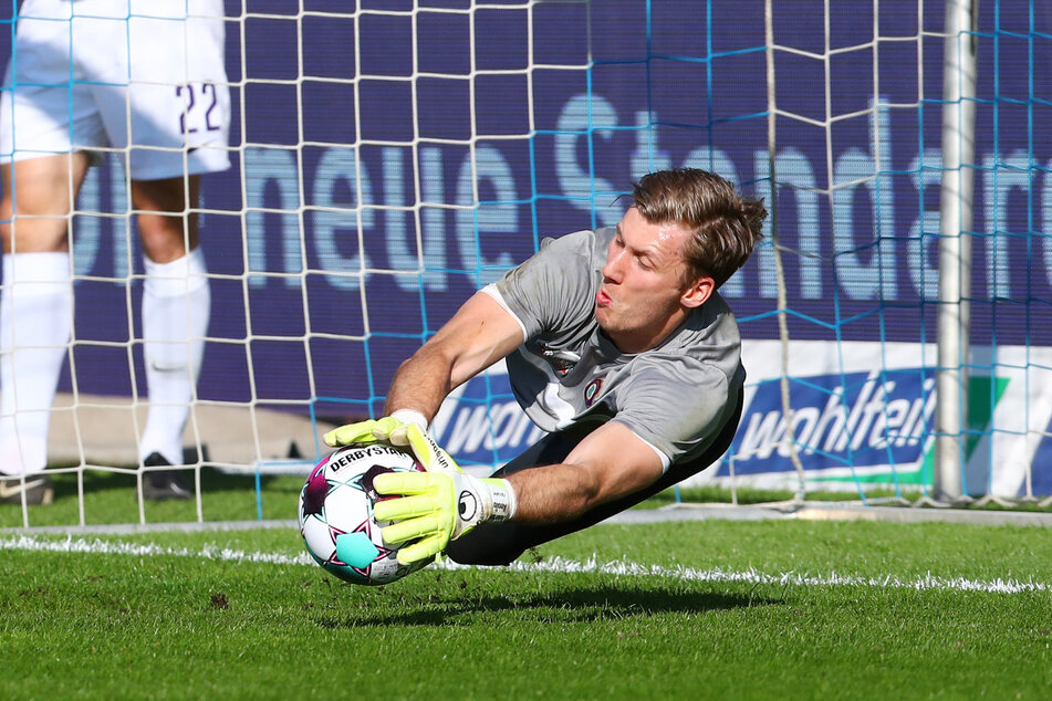 Philipp Klewin (27) überzeugte zwar in Karlsruhe, am Sonntag muss der Keeper aber wieder als Ersatzmann auf die Bank.