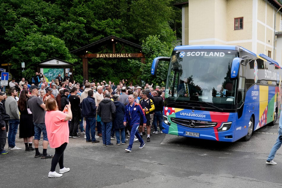 Fans empfangen den schottischen Mannschaftsbus in Garmisch-Partenkirchen.