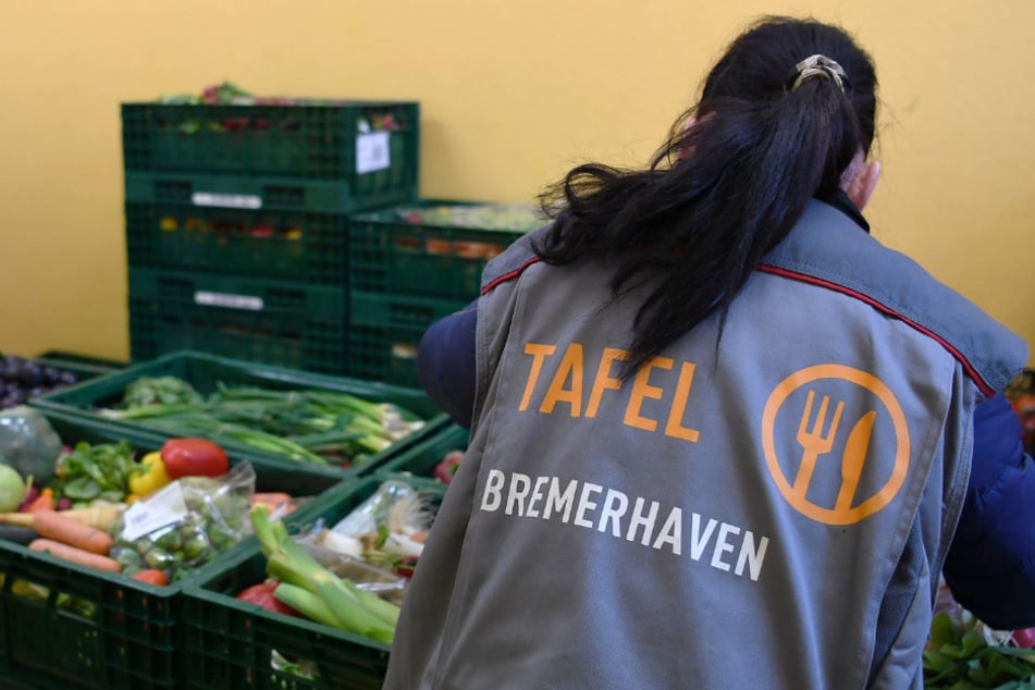 Eine Mitarbeiterin der Bremerhavener Tafel bereitet Obst und Gemüse zur Verteilung vor.