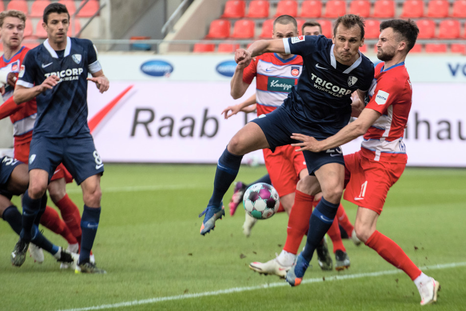 Robert Tesche (2.v.r.) brachte den VfL Bochum beim 1. FC Heidenheim in Führung und brachte den Revierklub dem Aufstieg ein ganzes Stück näher.
