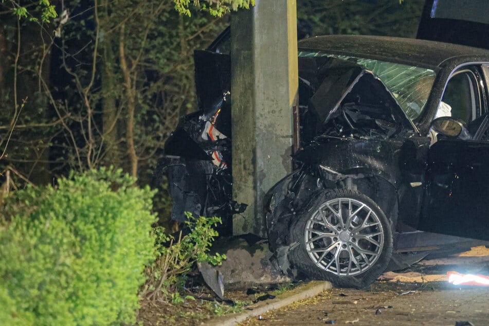 Flucht endet fatal: BMW-Fahrer wickelt Fahrzeug um Betonmast - Lebensgefahr