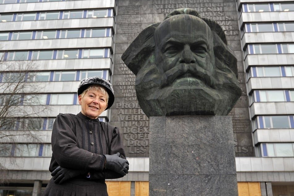 Jenny Marx alias Gästeführerin Veronika Leonhardt (65) sorgt sich um den Marx-Kopf, weil Wasser aus den Fugen des Sockels herausläuft.