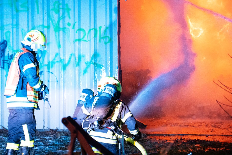 Die Feuerwehr war rasch vor Ort, konnte die landwirtschaftlich genutzte Halle aber nicht mehr retten, sie musste nach und nach abgerissen werden.