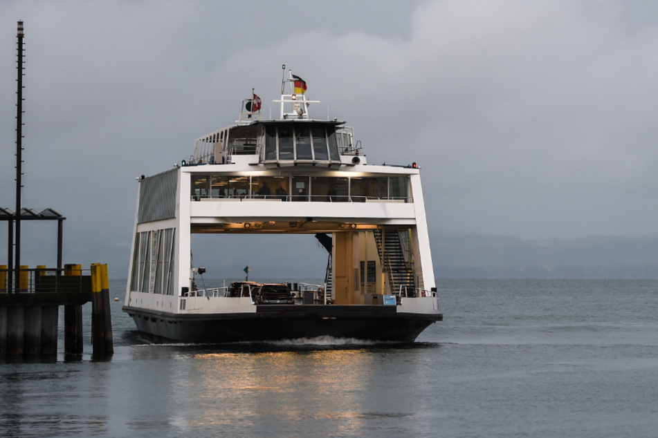 Eine Fähre fährt über den Bodensee. Der Fährbetrieb zwischen Meersburg und Konstanz steht wegen eines Streiks am Donnerstag still. (Symbolbild)