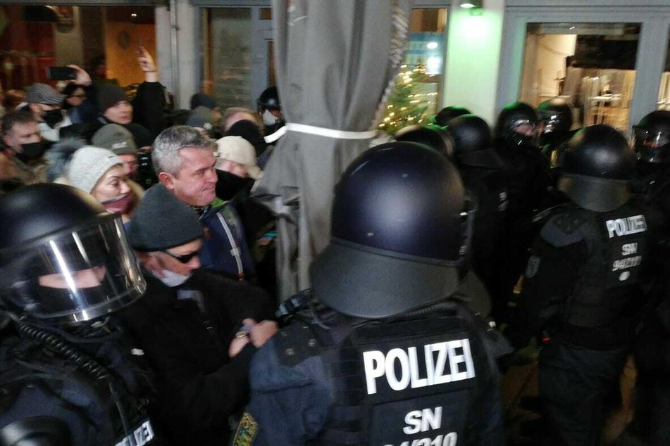 Demonstranten durchbrechen die Polizeikette.
