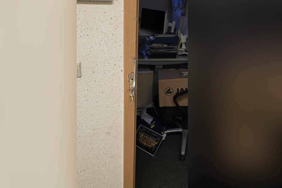 Wieder muss der Verein eine demolierte Tür ersetzen.