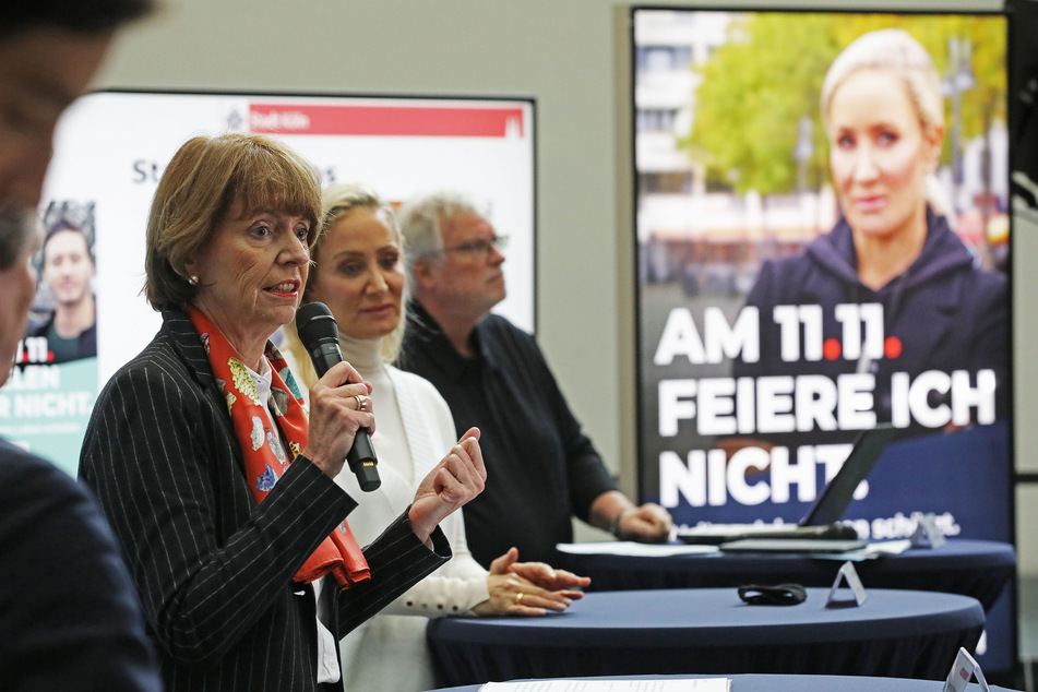 Mit einer Plakataktion will Köln in den nächsten Wochen für die strikte Linie werben. Auf den Plakaten sind Prominente wie Janine Kunze zu sehen.