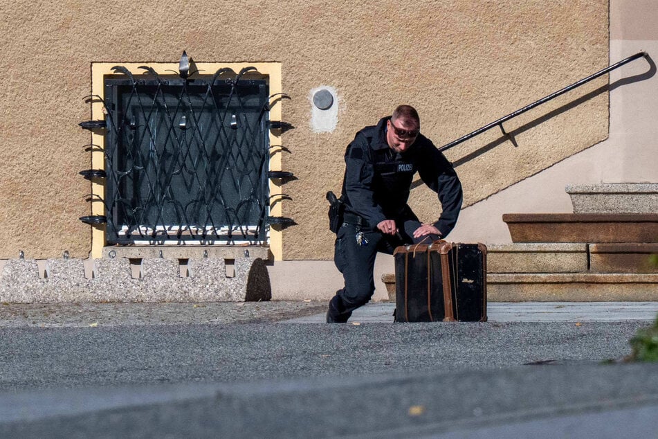 Vorsichtig wurde der herrenlose Koffer geöffnet.