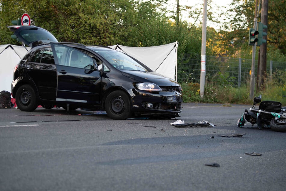 Motorradfahrer zerschellt an VW Golf und stirbt am Unfallort