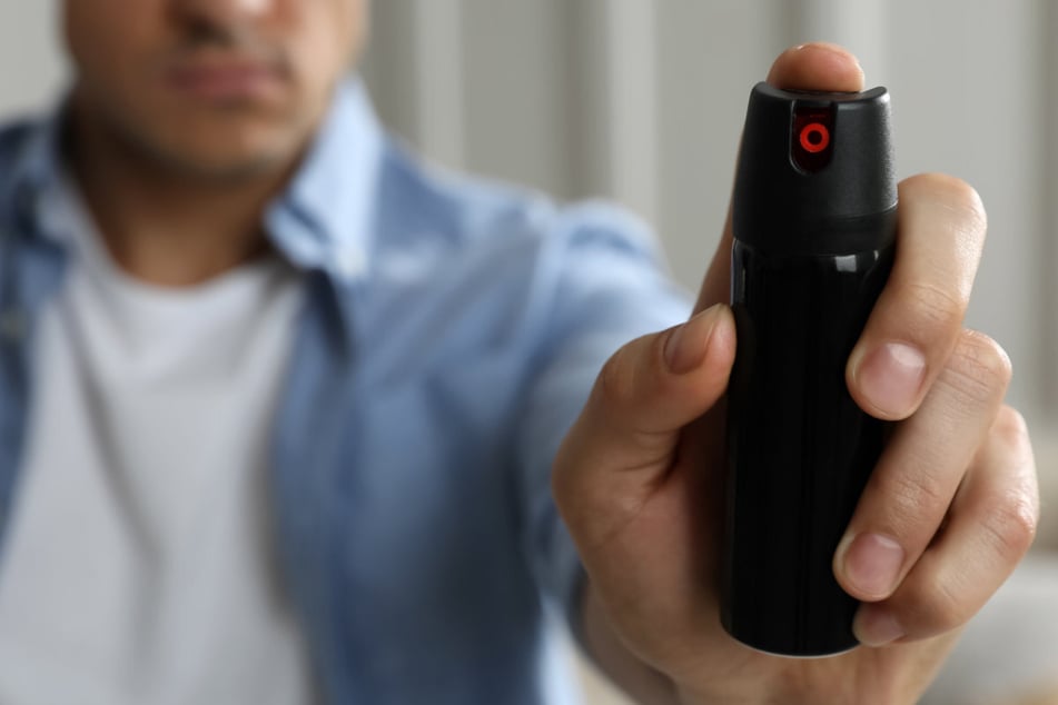 Der Beschuldigte soll mit dem Pfefferspray mindestens zwei Mitarbeiter unterschiedlicher Baumärkte verletzt haben.