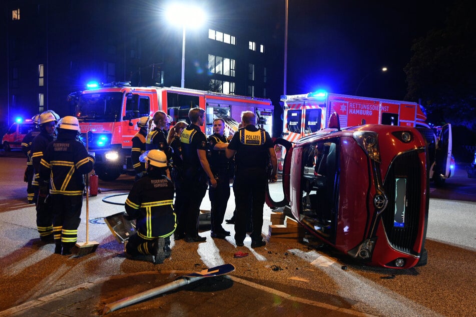 Schwerer Unfall mit vier Verletzten: Eine Person flüchtet