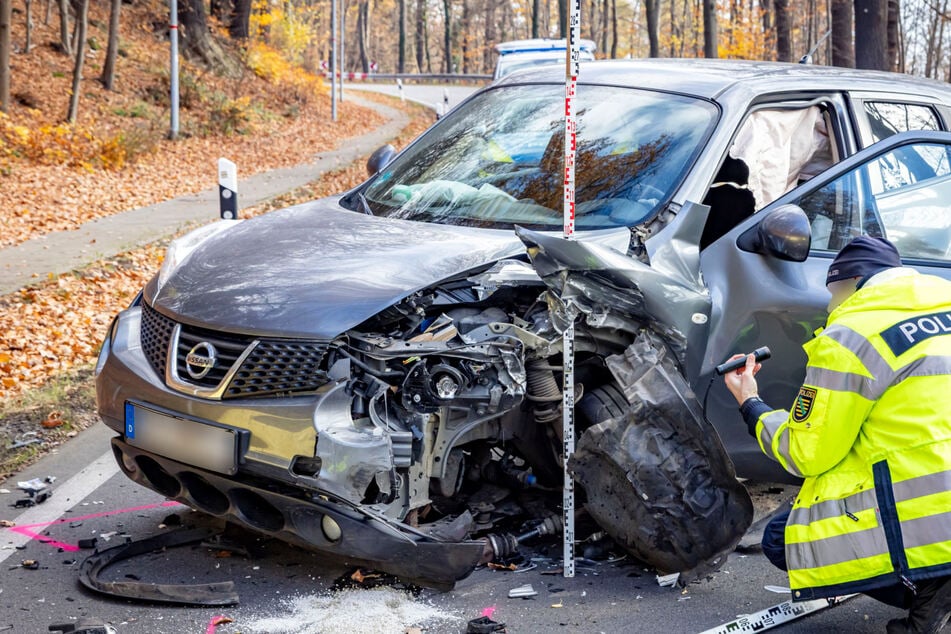 Die Nissan-Fahrerin ist in einer Rechtskurve in den Gegenverkehr geraten.
