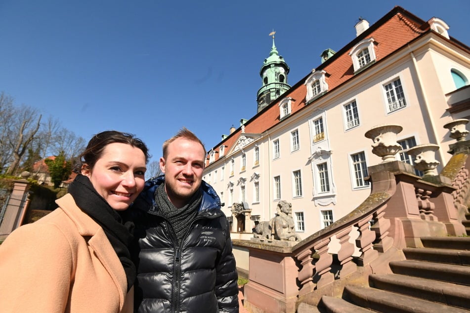 Sie freuen sich auf ihre Hochzeit im Schloss: Susanne Huscher (33) und Markus Pampel (38) reisen eigens aus Zwickau an.