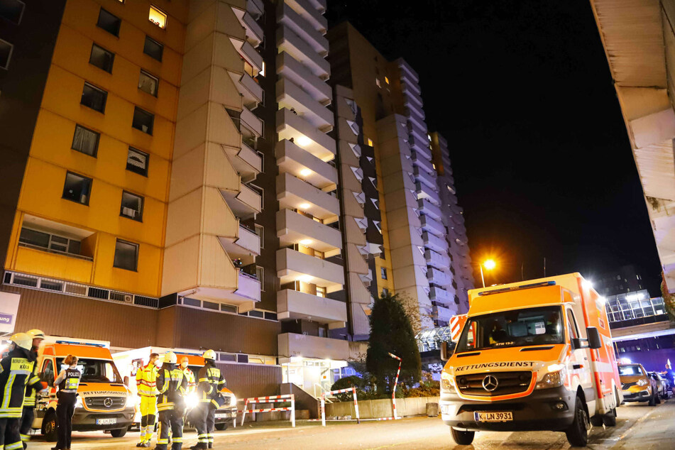 Mann rennt aus brennender Wohnung: Kölner Feuerwehr bringt 41 Menschen in Sicherheit