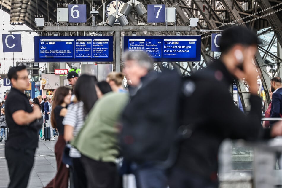 Pendler müssen sich zwischen Köln und Aachen weiterhin auf Zugausfälle und längere Fahrzeiten einstellen. (Symbolbild)