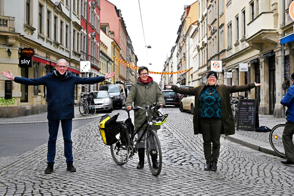 Wenn's nach diesen Grünen geht, stehen hier an der Louisenstraße bald Poller: Stadtbezirksbeirat Norbert Rogge (50, v.l.n.r.), Stadträtin Ulrike Caspary (55) und Stadtbezirksbeirätin Ulla Wacker (51).