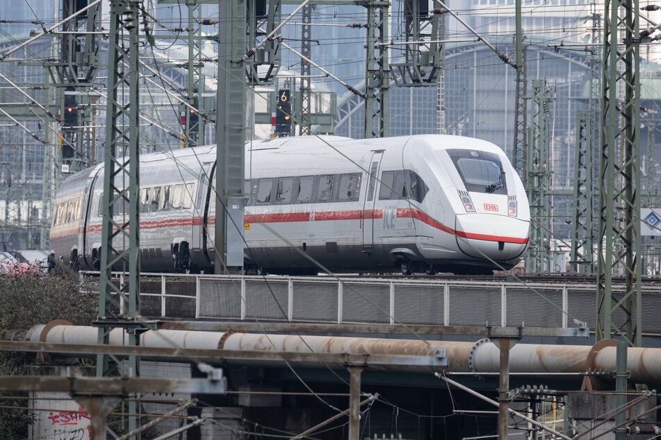 Die viel genutzte ICE-Verbindung zwischen Köln und Frankfurt am Main soll im Sommer für etwa vier Wochen gesperrt werden.