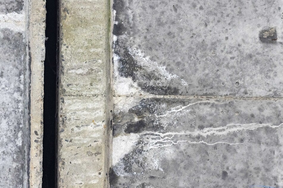 Eine nicht (mehr) funktionsfähige Betonfuge? Die weißen Ablagerungen können ein Hinweis auf Wassertransport und gelöste Salze sein.