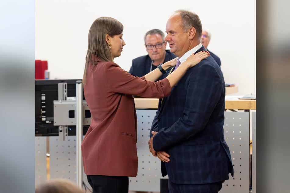 Stadträtin Elli Martius (23, SPD) erhielt schließlich genügend Stimmen und konnte OB Dirk Hilbert (53, FDP) vereidigen und die Amtskette umhängen.