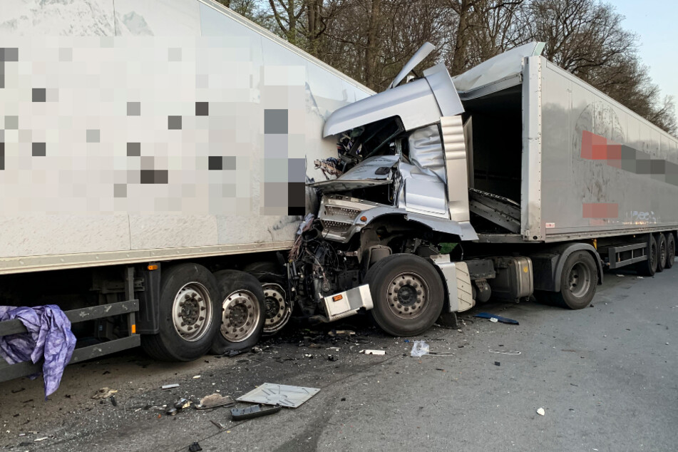 Sattelzug kommt von A5 ab und kracht in zwei Laster: Fahrer eingeklemmt