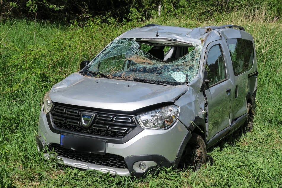 Der Dacia kam in einer langen Rechtskurve von der Straße ab und überschlug sich.