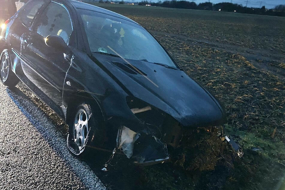 In der Börde war ein Peugeot gegen einen umgestürzten Baum gekracht.