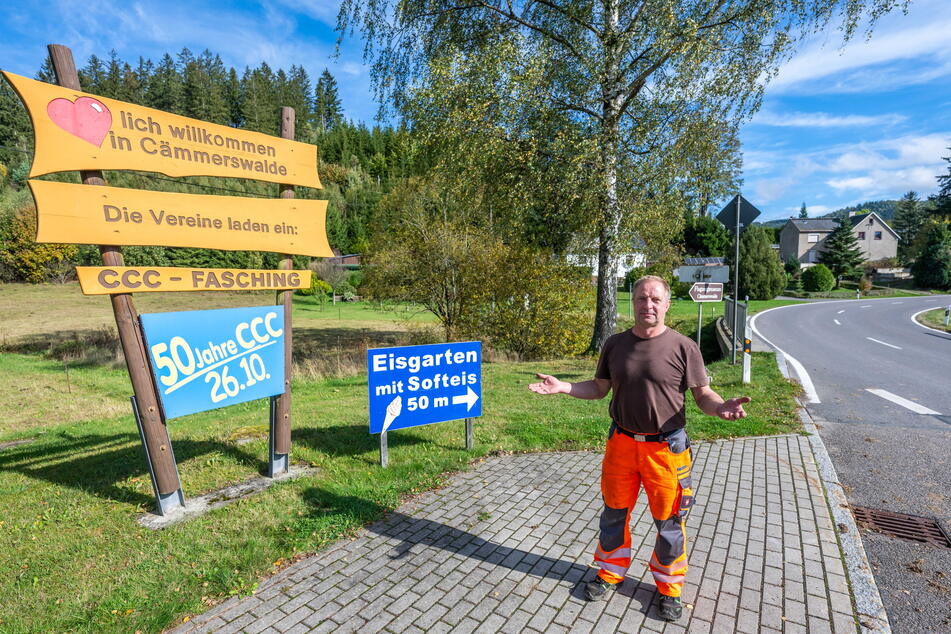 Bauhofleiter Bernd Göhler (58) steht in Cämmerswalde - setzen kann er sich nicht, weil dort eine Bank geklaut wurde.