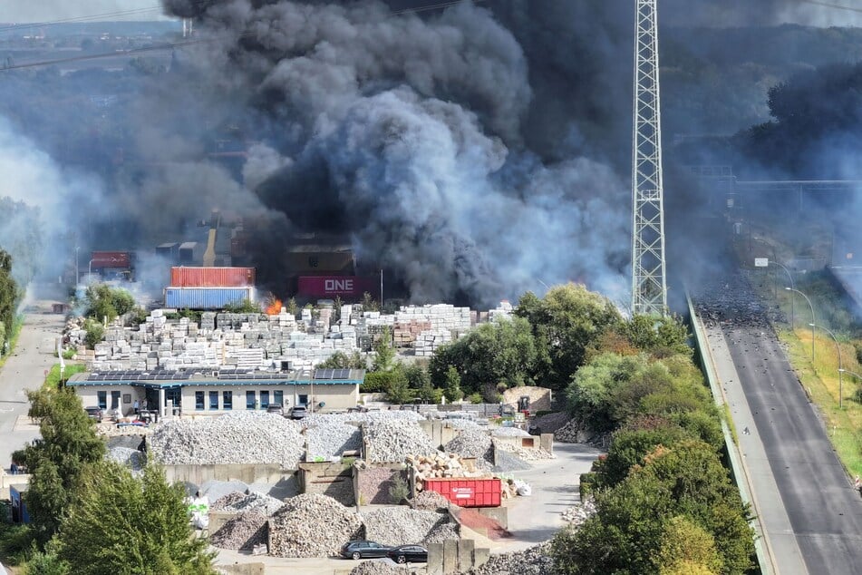Am Montagnachmittag ist ein Feuer im Hamburger Hafen ausgebrochen.