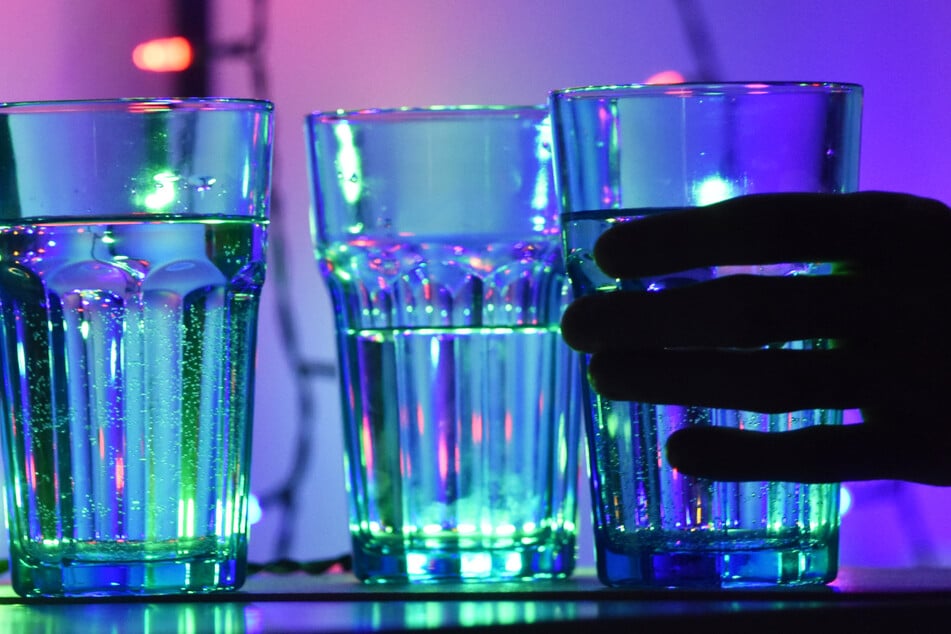 Wurde einem Mädchen (13) etwas in ihr Getränk gemischt? Die Polizei ermittelt und sucht nach zwei Männern. (Symbolbild)