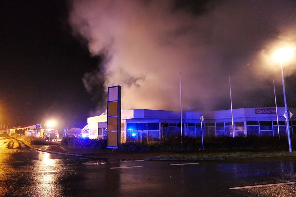 Aus bisher unbekannter Ursache war es zu einem Brand in dem Gebäude gekommen.