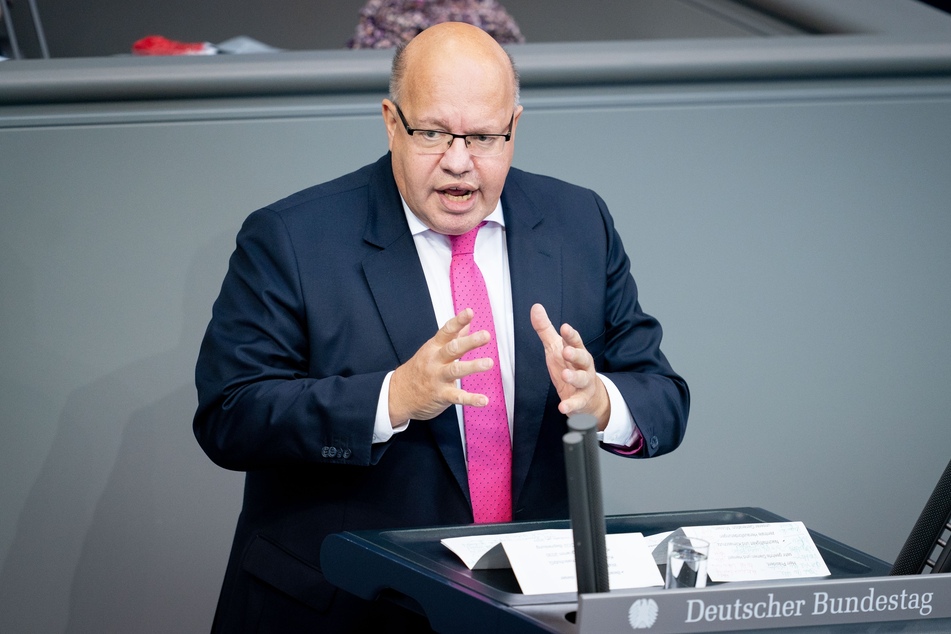 Peter Altmaier (CDU), Bundesminister für Wirtschaft und Energie, spricht während der 176. Sitzung des Bundestags zu den Abgeordneten.