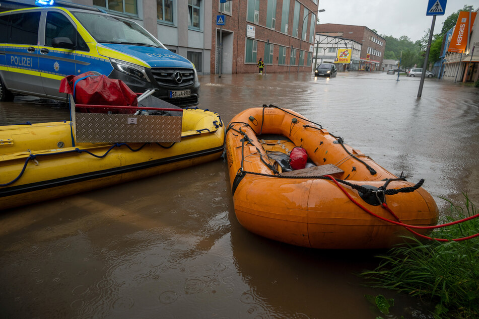 Die Einsatzkräfte im Saarland bekommen Unterstützung von einem Wasserrettungszug aus Bayern. (Symbolbild)