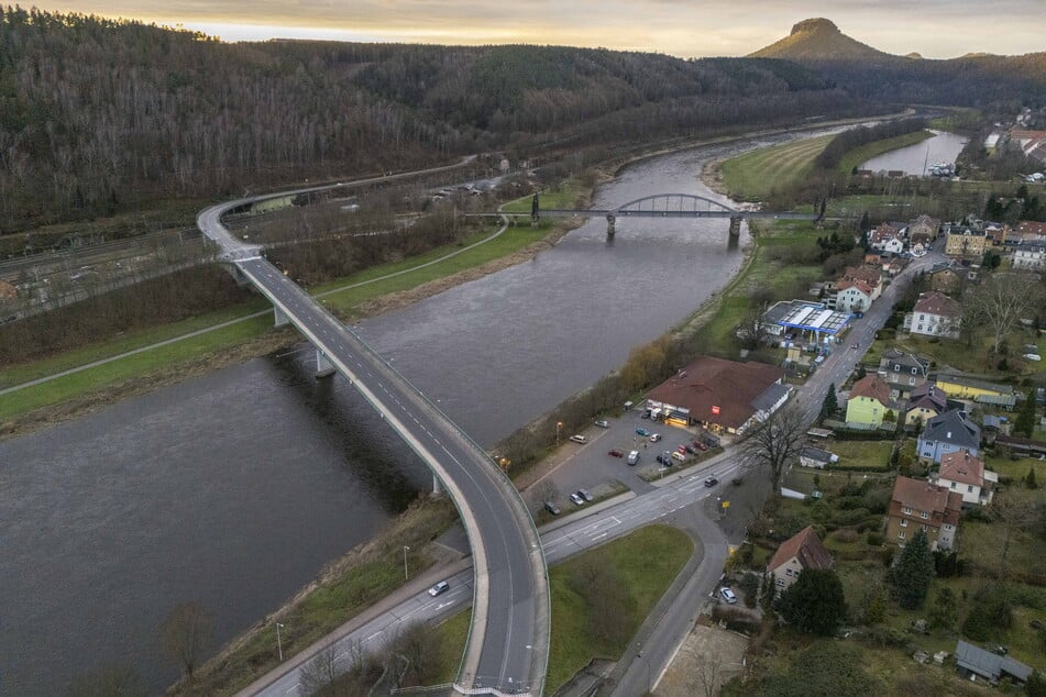 An der gesperrten Elbbrücke in Bad Schandau wird jetzt vermessen.