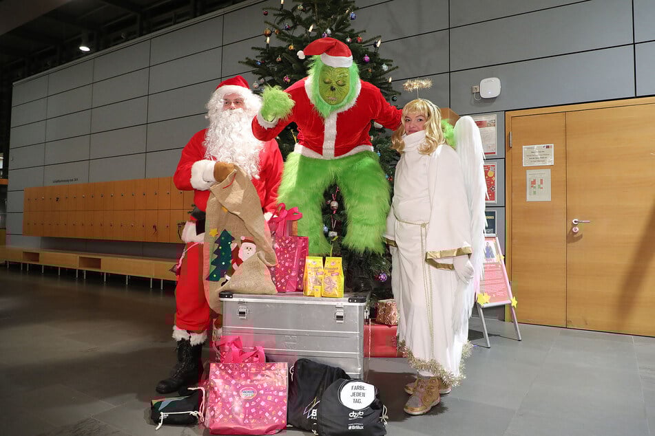 Gemeinsam mit dem Engel und dem Grinch brachte der Weihnachtsmann viele Kinderaugen im Uniklinikum zum Strahlen.