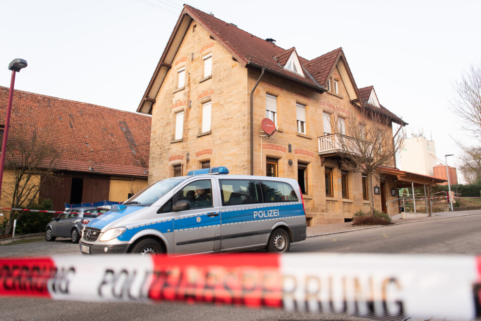 24. Januar: Die Polizei hat den Tatort in Rot am See abgesperrt.